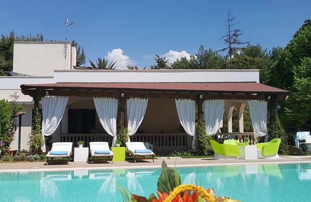 Piscina a sfioro riscaldata, tennis, area benessere, wifi nel cuore del Salento!