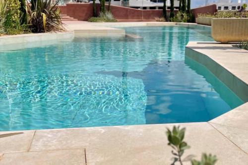 Piscina Chic con gran Terraza