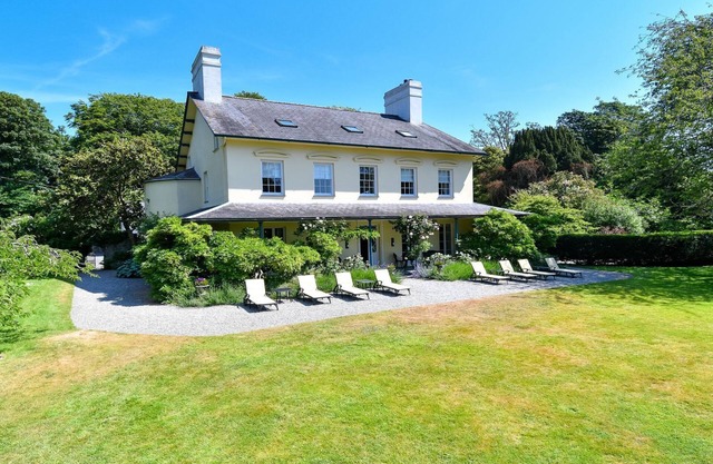 Plas Bodegroes - a dog that sleeps 22 guests in 11 bedrooms