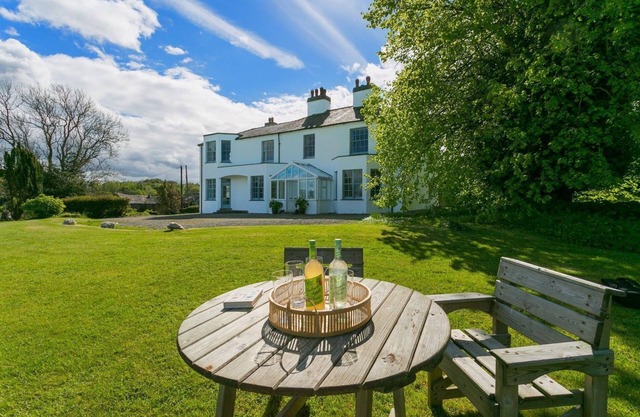 Plas Cichle - a Manor house that sleeps 12 guests in 5 bedrooms