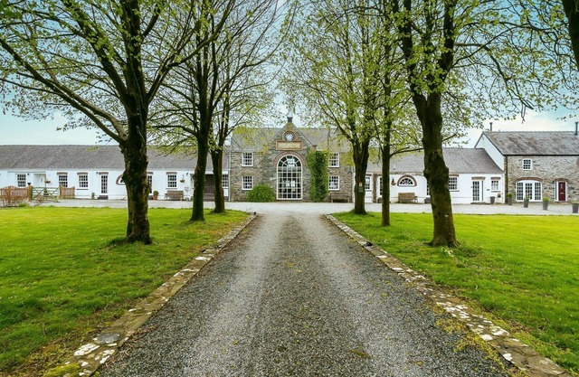 Plas Coach House - a hot tub that sleeps 6 guests in 3 bedrooms