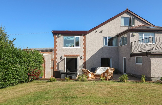 PLAS EITHIN, pet friendly, with hot tub in Llanfechell