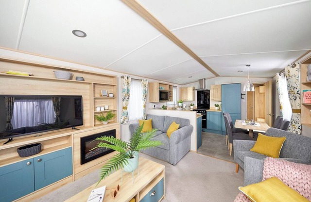 Platinum 2 Bed Caravan with Hot Tub No Pets Slp 4