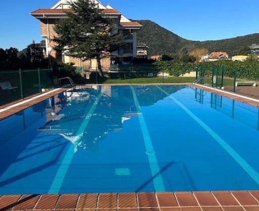 Playa de Berria -Apartamento con piscina y vistas al mar