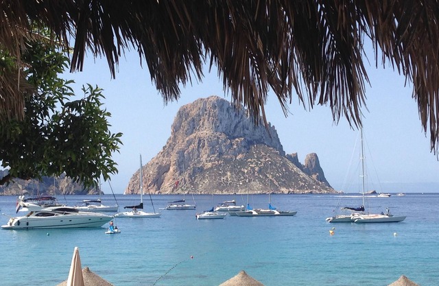 Pleasant 2-bedroom apartment, large terrace, walking distance to the beach, shared swimming pool.