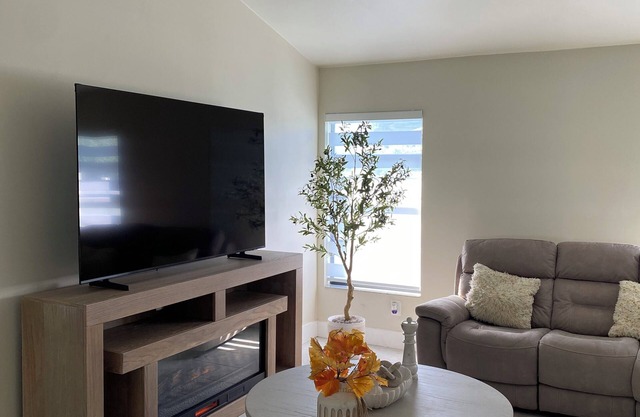 Pleasant 3-bedroom house with AC in Cape Coral