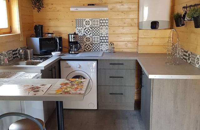 Pleasant and peaceful fully-equipped wooden chalet