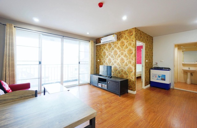 Pleasant condo with AC in Tambon Si Racha