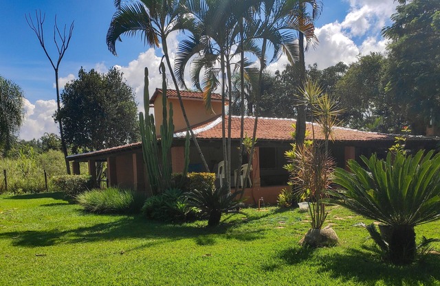 Pleasant farm near Brasilia, with pool and leisure areas.