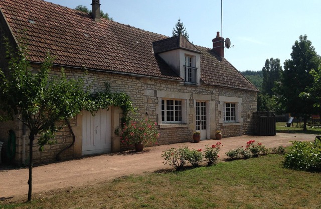 Pleasant house with calm on large garden located at 100m of Yonne river