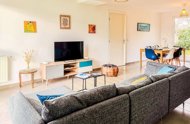 Ploubalay Getaway: Modern floor-level House
