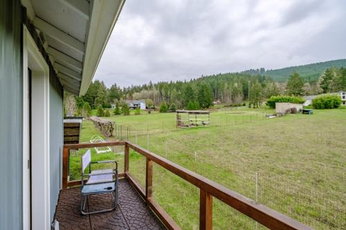 PNW Scenic Loft with Kitchenette