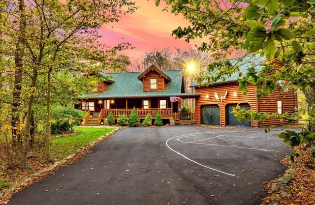 Pocono Log Cabin |Gold Star Community | Hot Tub