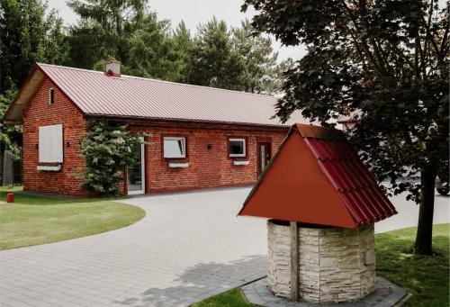 Pod ceglaną ścianą