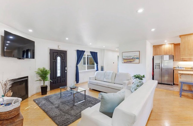 Point Loma 3 bedroom/2bath. Unit B upstairs.