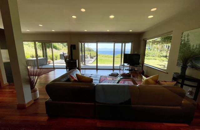 Points West Oceanfront Resort 2 Bed Suite