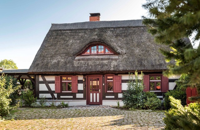 Pommernhaus Seevogelhof in Rieth fireplace rowing boat - thatched half-timbered house,