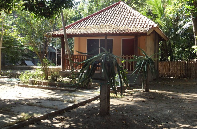 Pondok Gili Lampu close to the beach