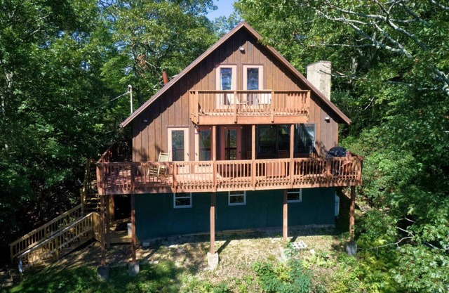 Pontificator`s Perch Cabin by Buffalo Mtn Getaway