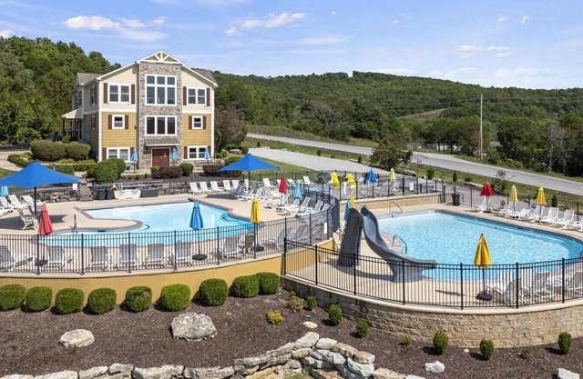 Pool/Air Hockey/Splash Pad/Clubhouse- Sleeps 22!
