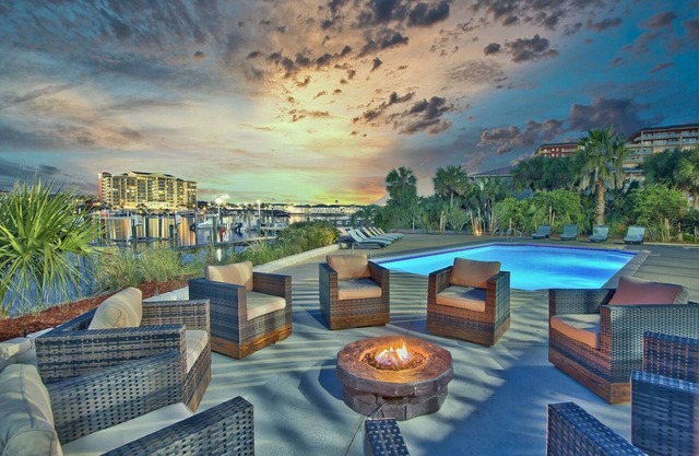 Pool, Fire Pit, Free Boat Ride | Navigators Nest