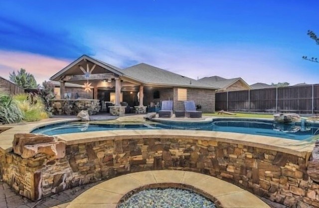 POOL, Firepit, Gameroom, Great for Families