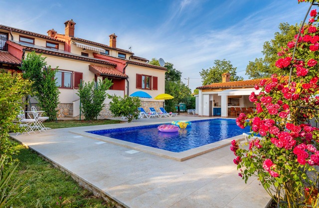 Pool, grill, WiFi, bicycles, billiards, dishwasher, washing machine