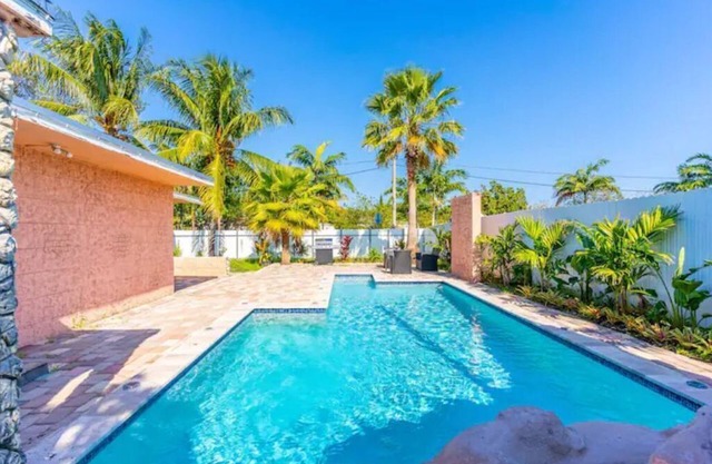 Pool home with king-size bed in North Miami