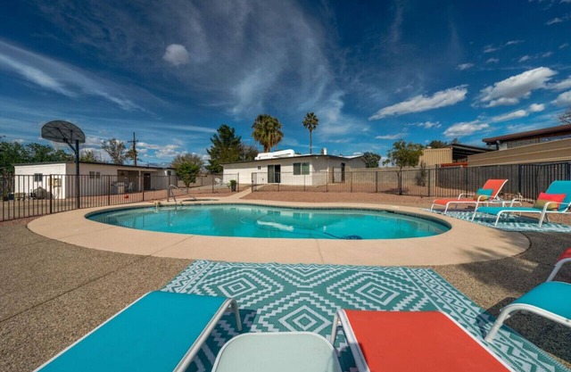 Pool/Hot Tub/3 BR/3 BA/Huge Yard/Fenced