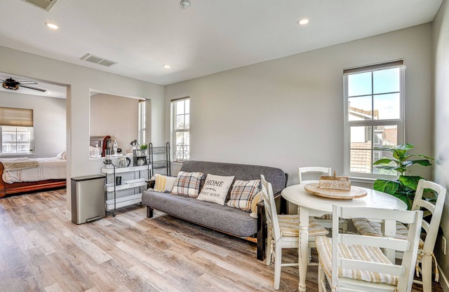 Pool & Hot Tub Access: Extended Stay in Brentwood!