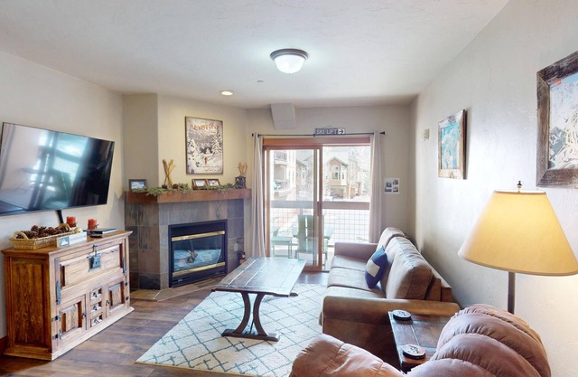 Pool, Hot Tub, Elevator, Gym! Walk/Shuttle to Dining, Shops, Events, Weddings