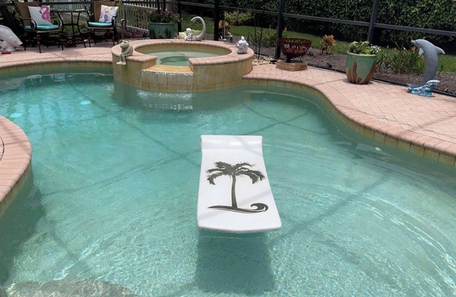 Pool/hot-tub Pet Friendly home with outdoor kitchen