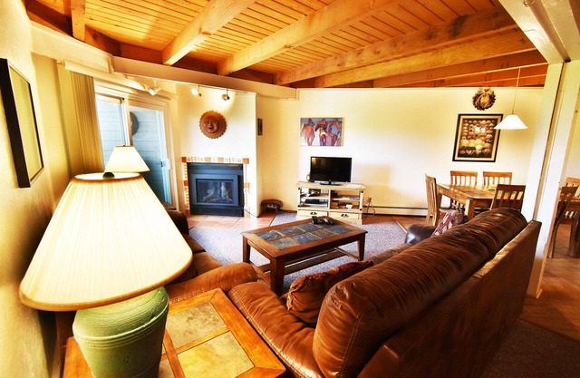 Pool, Hot Tubs, Clubhouse, Playground! Near Trails. Easy Drive to Town