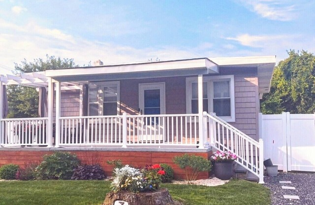 POOL + OUTDOOR MOVIES + FIRE PIT Paradise - Minutes to Beach!"