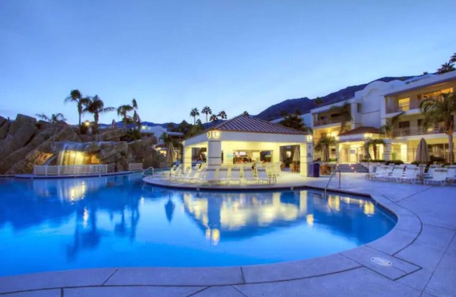 POOL! PALMS! PARADISE! 2 BD! POOLSIDE BAR n' GRILL!