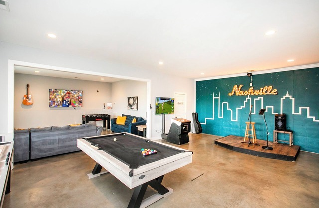 Pool Table, Stage, Gym, HotTub, Game Room, 9 Beds!