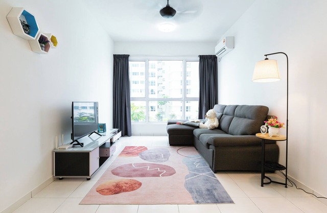 Pool View 3BR* Walk to SHOPS EAT * AC & Wi-Fi