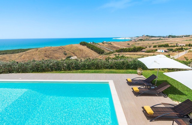Pool villa close to a beautiful sandy beach, Bovo Marina, Sicily