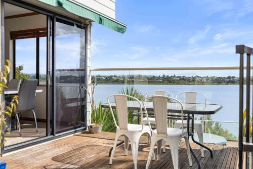 Poolside Lookout - Tauranga Holiday Home