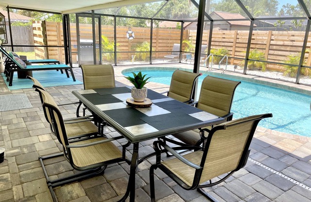 Poolside Oasis with heated pool-7 min to beach-2 King beds