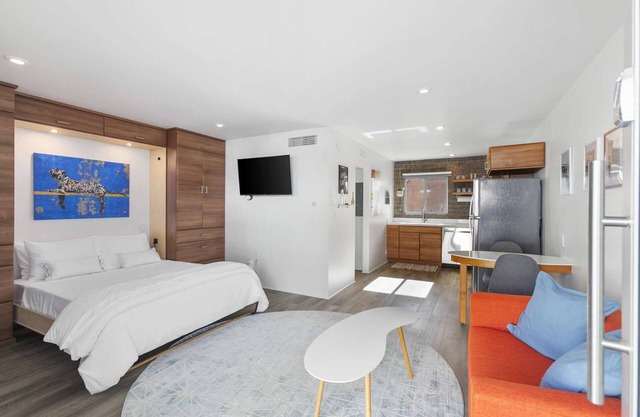 Poolside Studio in Central DTPH Location w/Pool