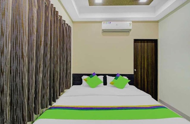 POP 80792K Royal Hotel