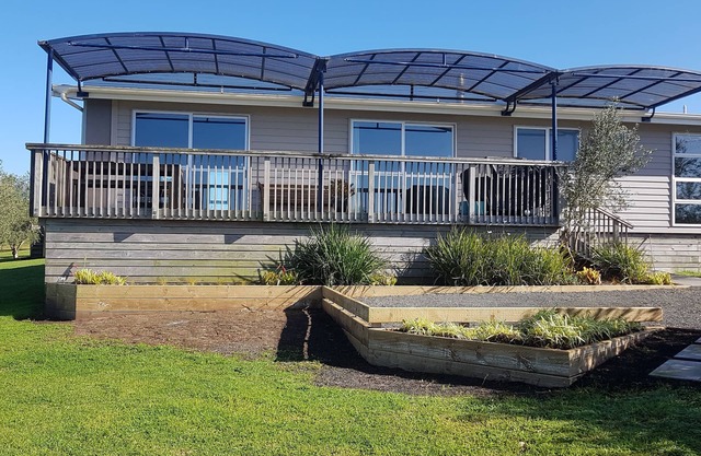 Poppawhiwhi Olives Apartment : A Couples Retreat