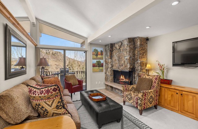 Popular Snowmass Condo! Outdoor Pool & HT/Wood FP/Balcony/Grill. Elevator, Parking. Next to Village
