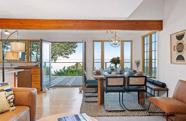 Porpoise Paradise Waterfront Home w Beach/Hot Tub