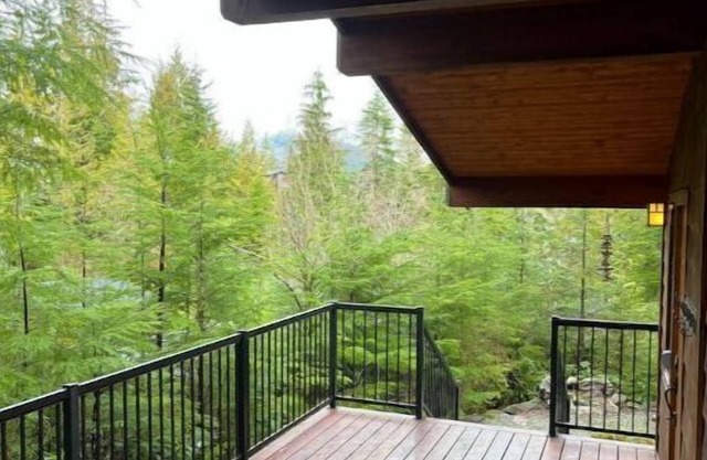 Port Place Cabin and Bunkhouse on an overlooking Bluff