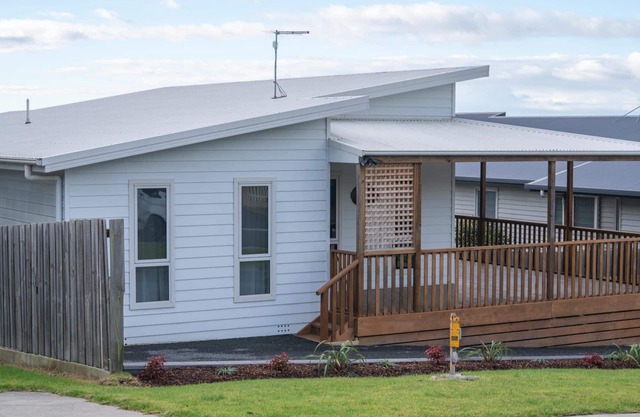 Port View Escape is a spacious 3 bedroom home, offering 2 bathrooms,.