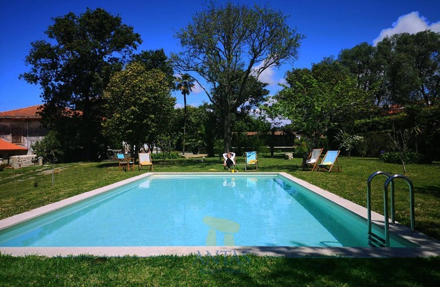 Portuguese villa, with garden and swimming pool, close to the sea and the river.