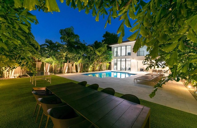 Posh & Modern Villa with Pool