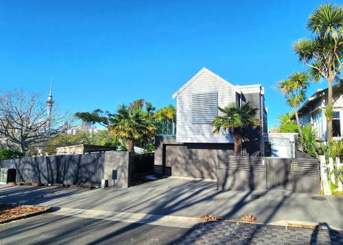 Premium Abode with Plunge Pool steps to Ponsonby
